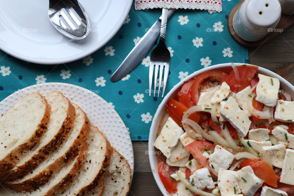 Tomatoe salad with cheese and fresh bread