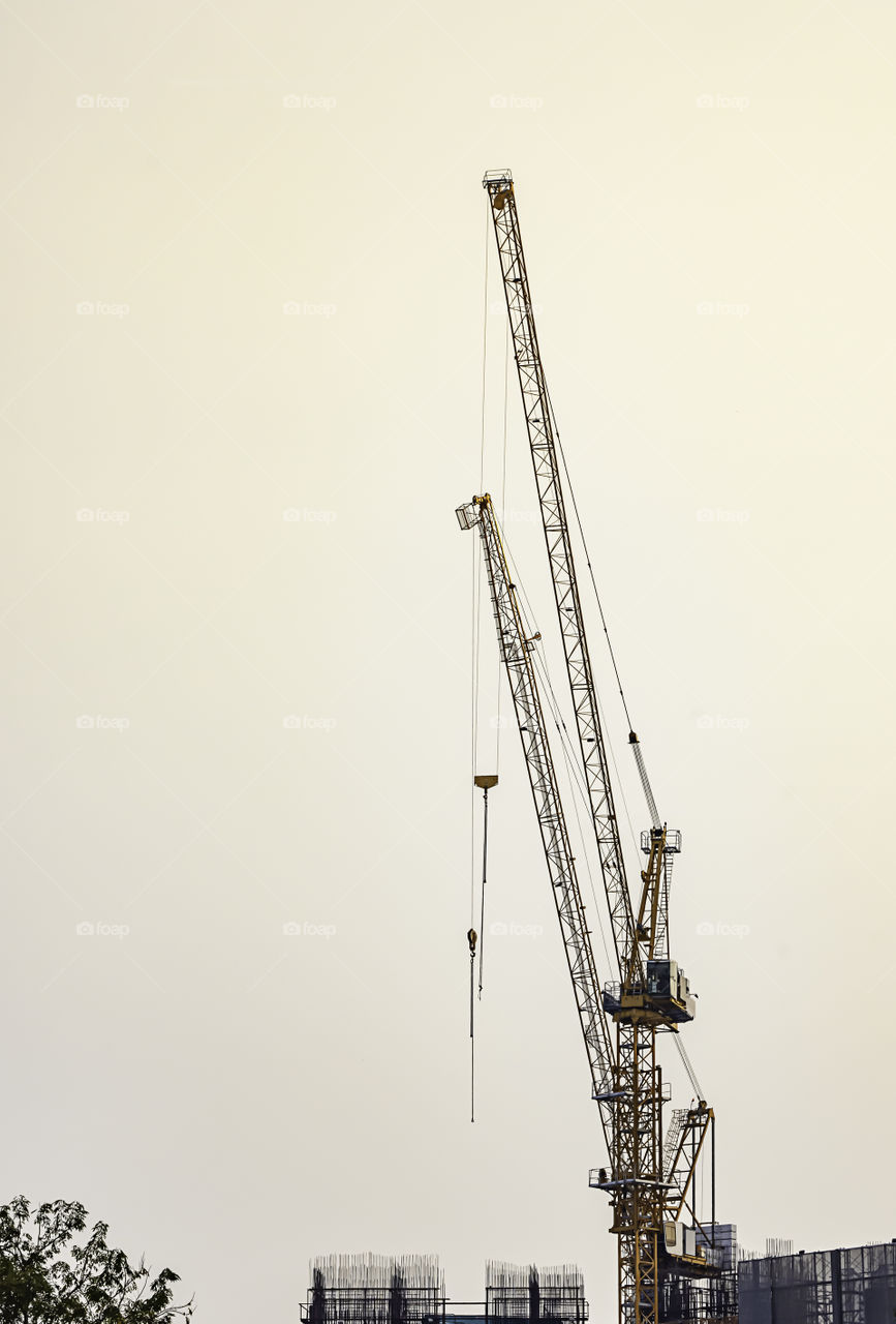 Sling and hoist the crane arm The background sky