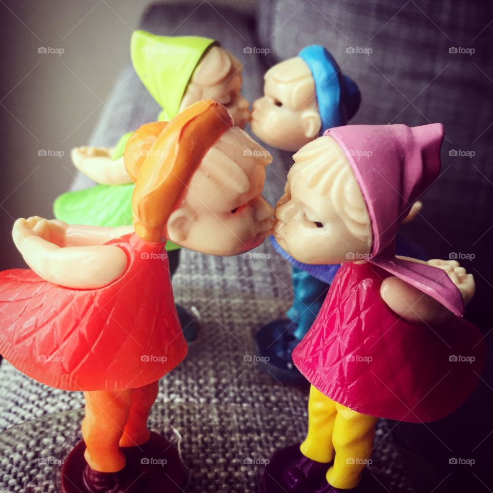 Kissing dolls II