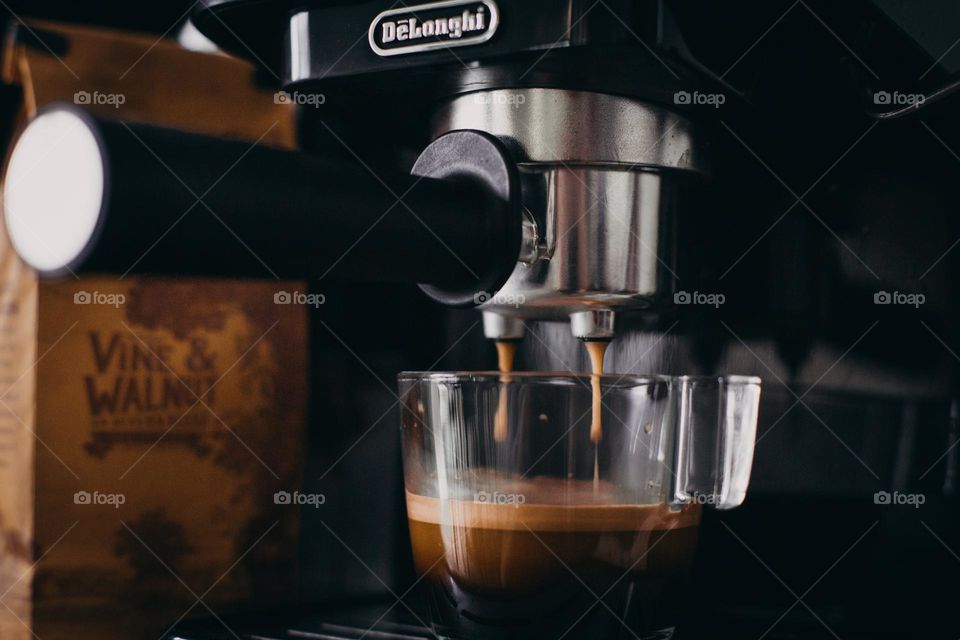 The DēLonghi Stilosa espresso machine brews a cup of espresso
