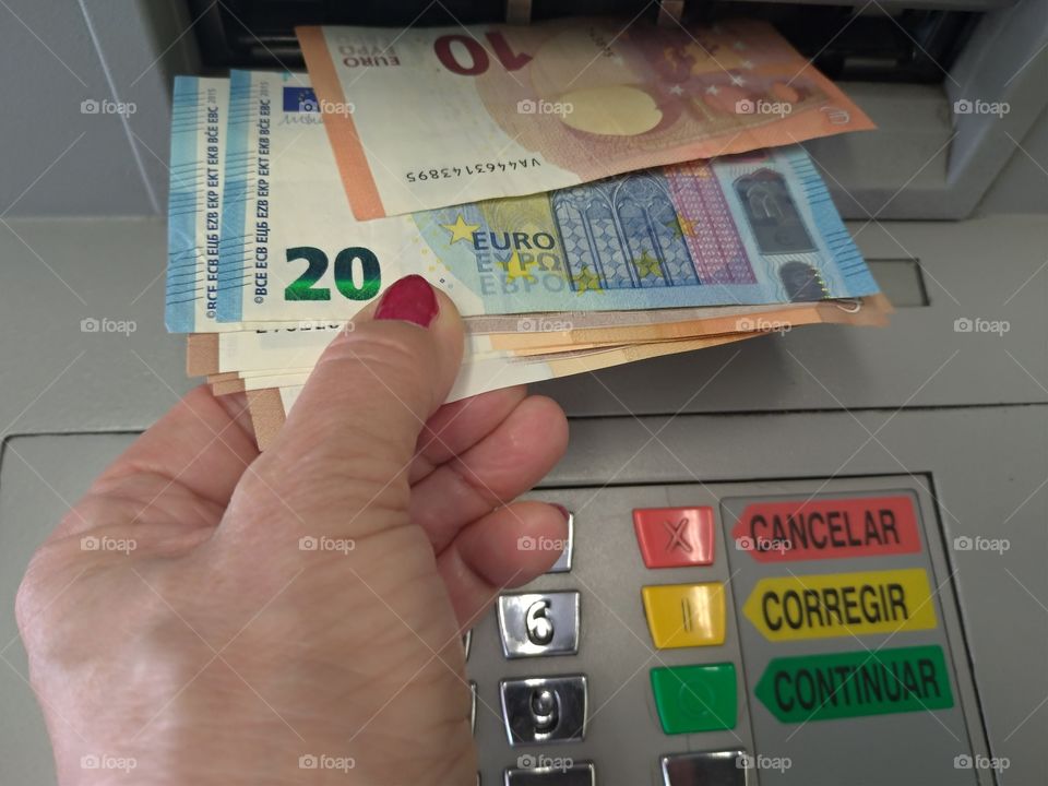 Extrayendo billetes de un cajero de banco