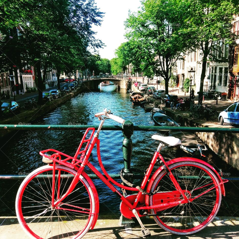 Rotes Rad in den Grachten von Amsterdam