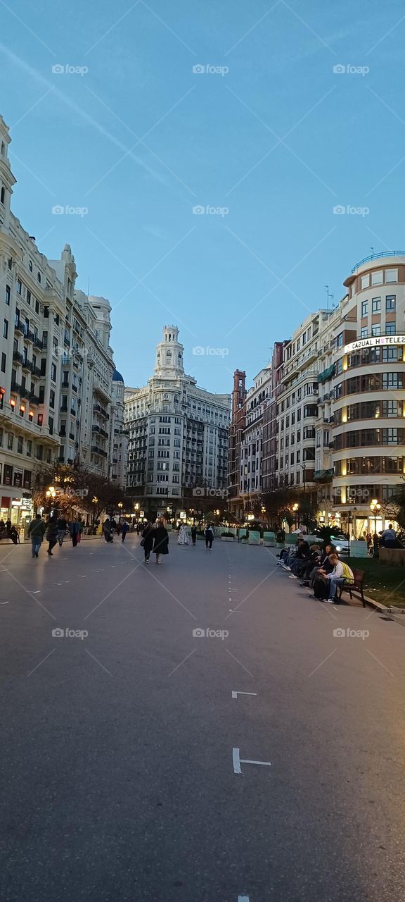 anochecer en la ciudad