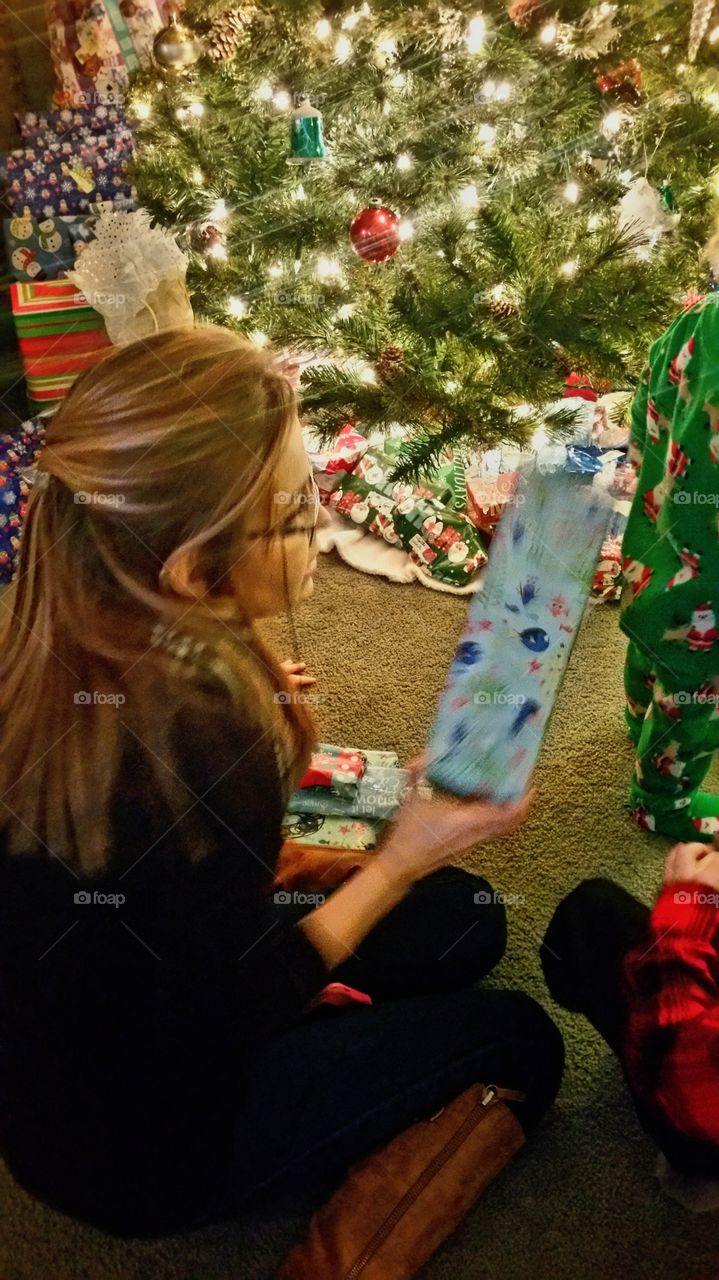 Passing out the Christmas gifts..Every year you gotta have one person do this..And my baby Allison always gets the fun🤗