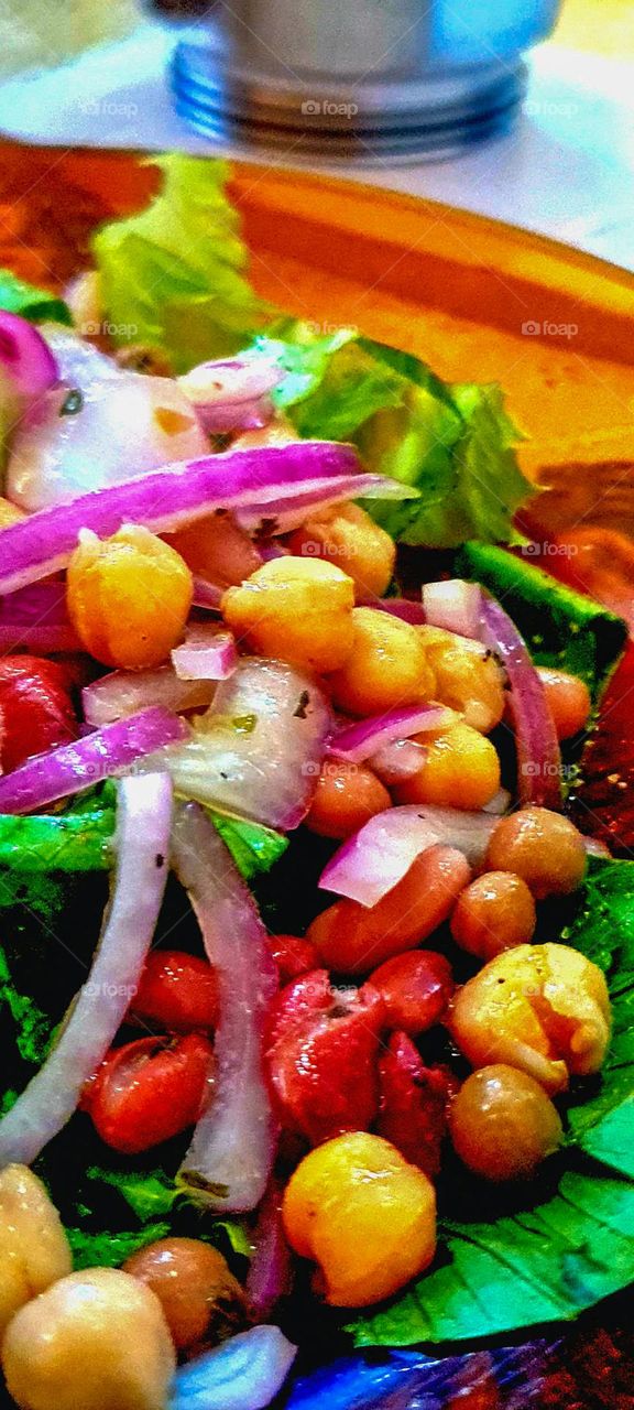 Green salad with chickpeas, red beans and red onion. Healthy and delicious!
Salada verde com grão de bico,feijões vermelhos e cebola roxa.Saudável e deliciosa!