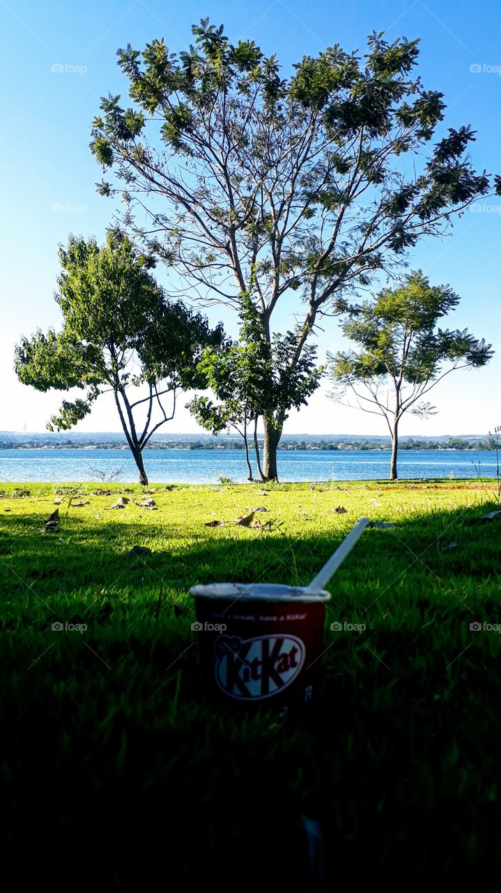 uma sobremesa, ao lado do lago Paranoá.
sorvete Kitkat Nestlé.