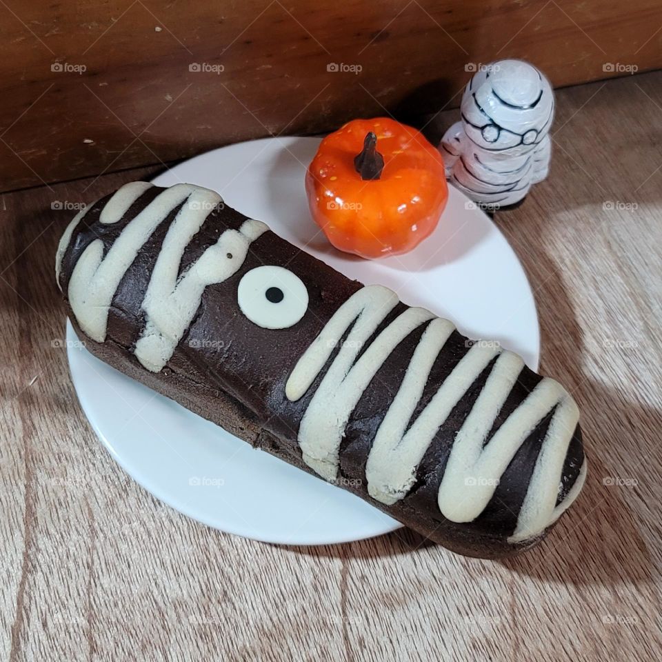 Chocolate-flavored mummy-shaped bread, pumpkin decorations and mummy dolls