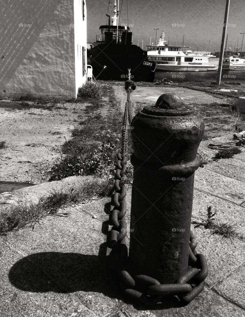 iron chain mooring a vessel on the island of Ye, France