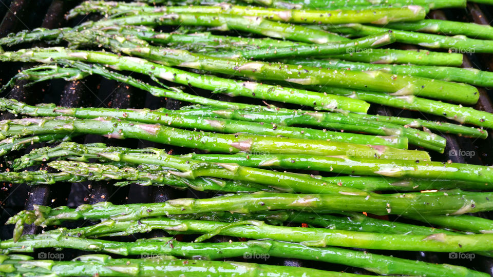 Asparagus cooking up on the grill
