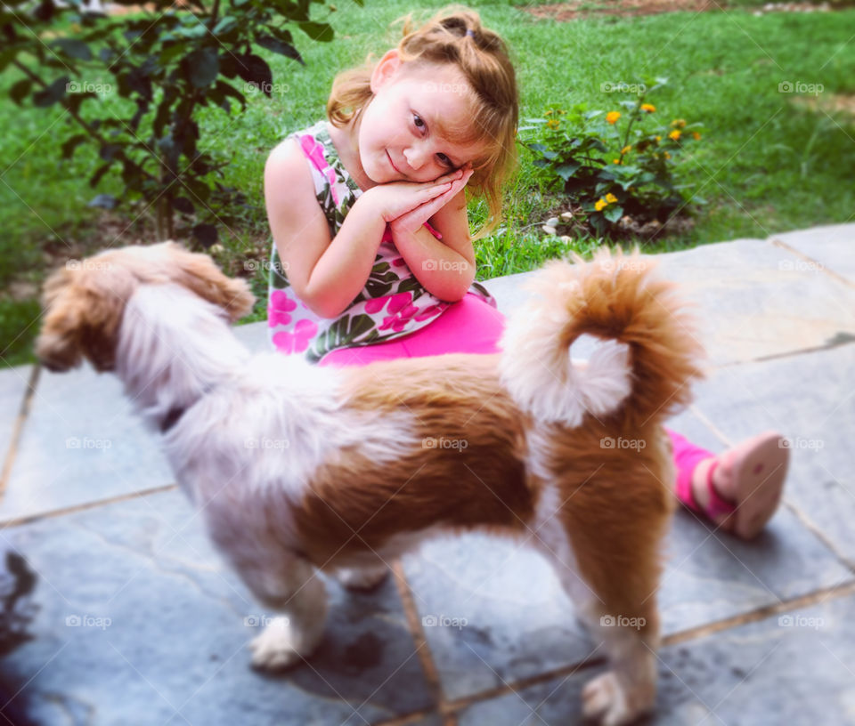 Um carinhoso momento entre uma criança é um animalzinho de estimação. Como não se derreter de paixão?