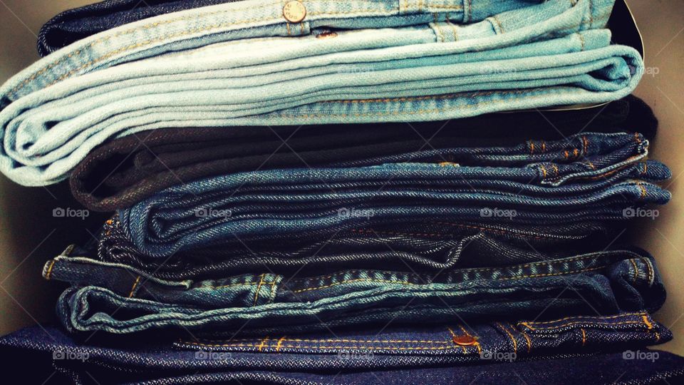 Calças jeans, algumas cores diferenciadas.