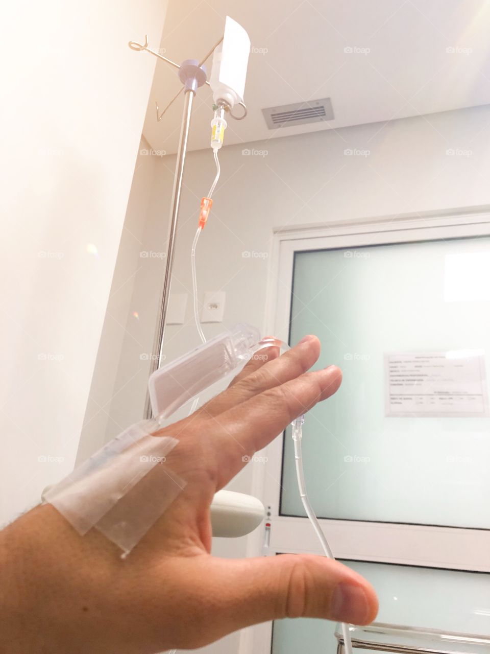 hand taking medication in hospital, hospital, covid-19, health, serum, dehydrated, intravenous, medicine, hospitalized, hospitalization, receiving medication in the vein, serum holder, resisting COVID, isolated