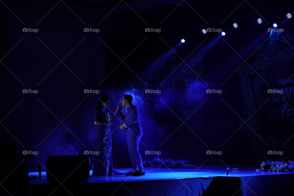 I like the chemistry between the two singers on that stage, it's so warm