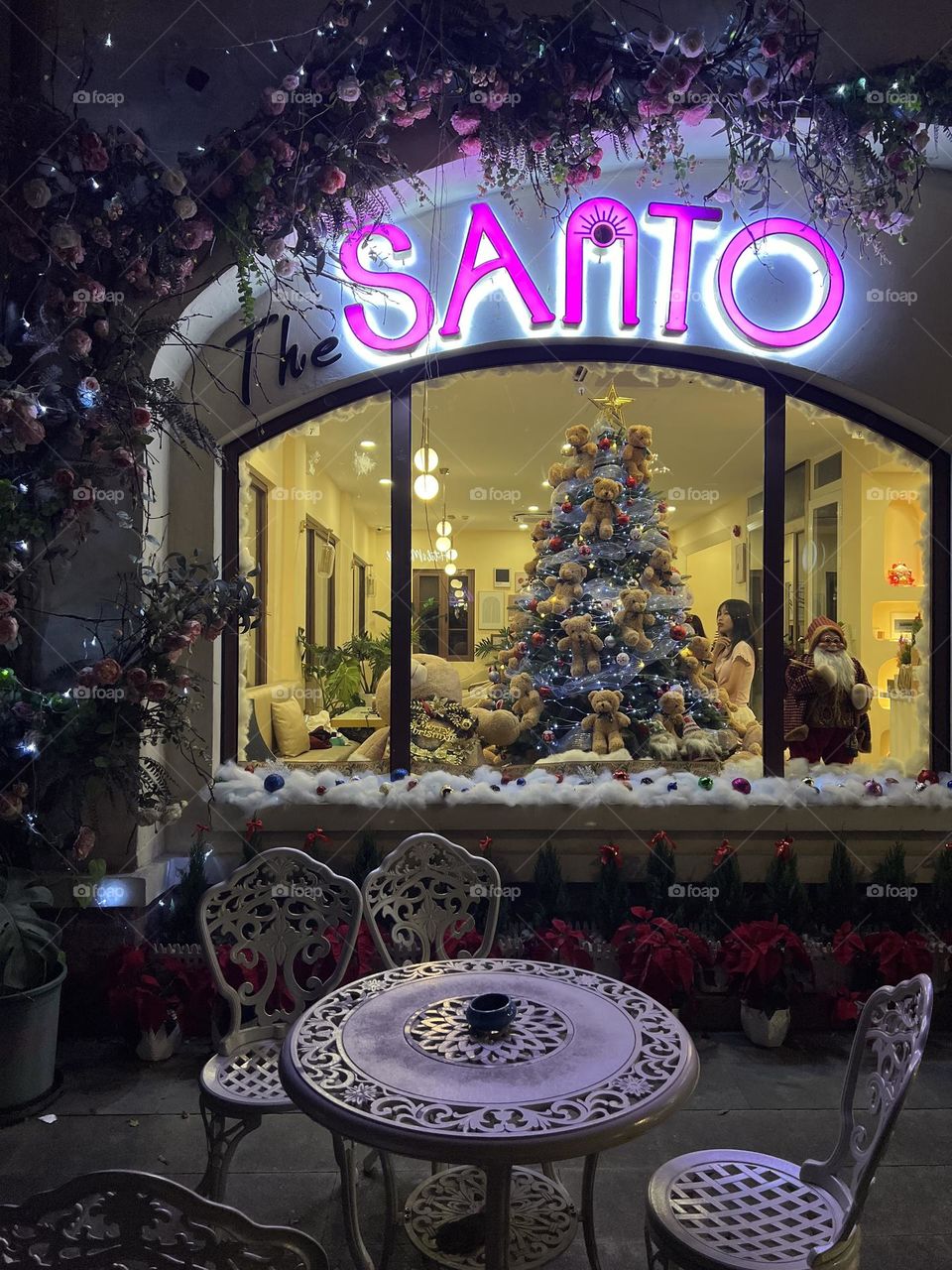 Twinkling windows:The Beauty of Evening light! The Santo cafeteria. Christmas tree. Christmas atmosphere.