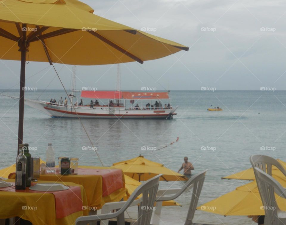 la lancha con turistas en las aguas de Buzios