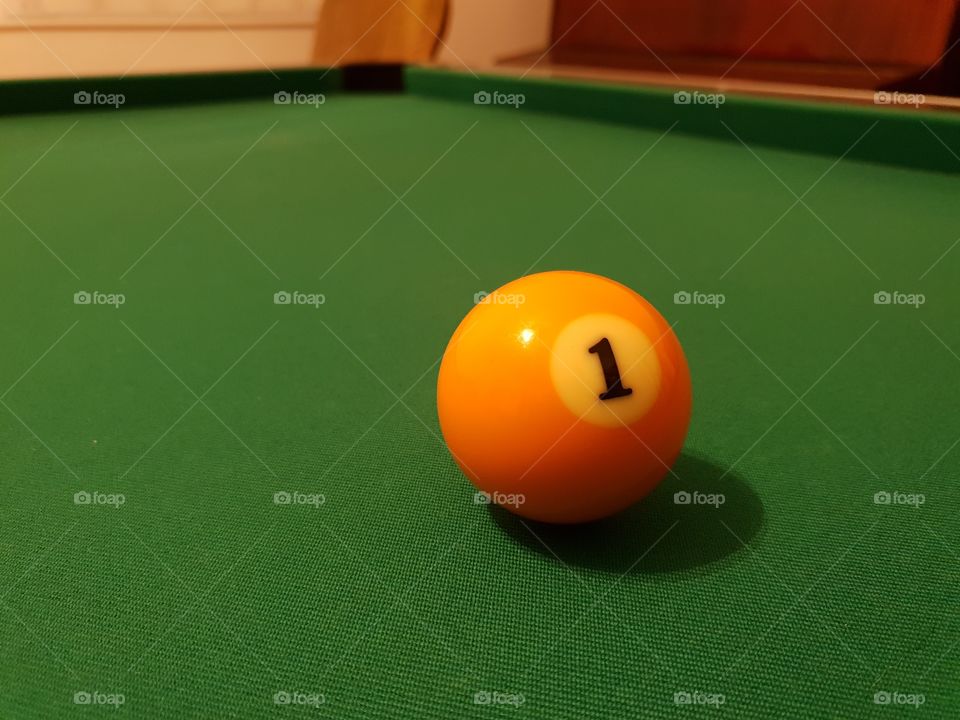 1 billiard ball (yellow)
