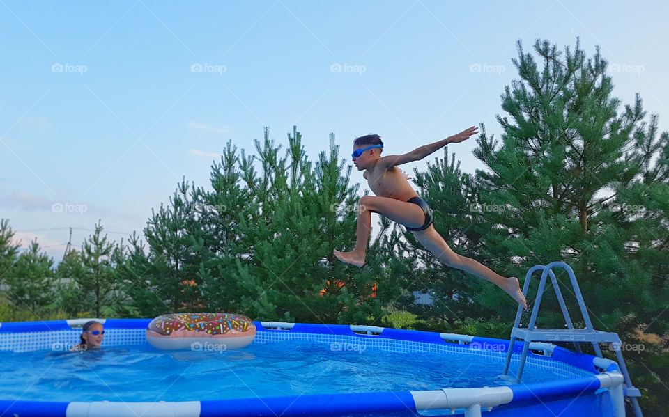дети в бассейне, дети плавают, дети прыгают, летний вечер, забавы, водные игры, прыжок в воду