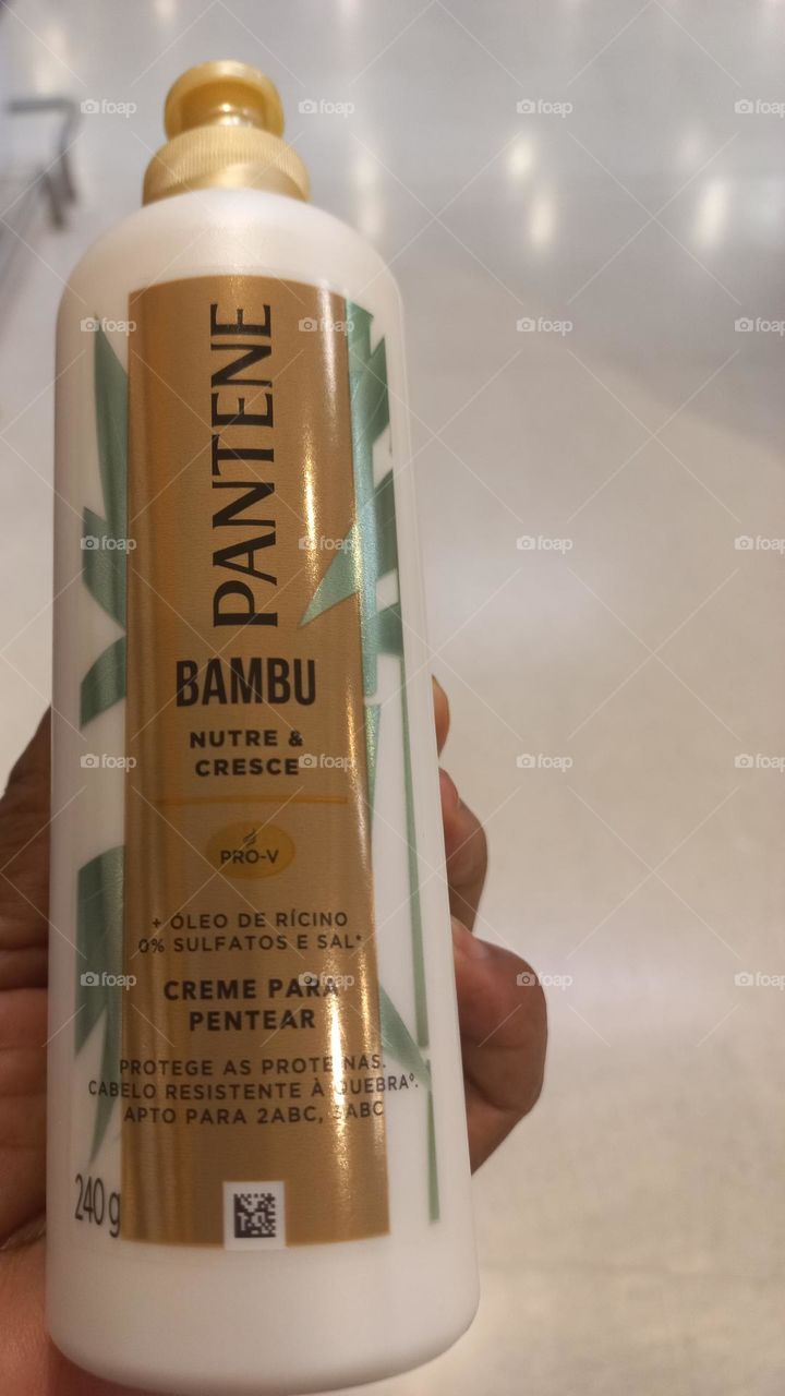 Cabelos cacheados e ondulados  com volume, ressecados e com frizz excessivo nos fios.  A PANTENE, promove  a beleza dos seus cabelos. O Creme para pentear PANTENE  BAMBU Nutre & Cresce com óleo de rícino, protege as proteína,  e fortalece os cabelos