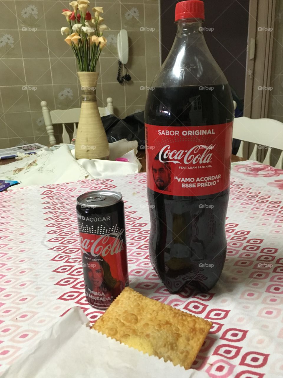 Coke and Pastel! Hum... delicious!!! Como é gostoso comer logo cedo!  😋