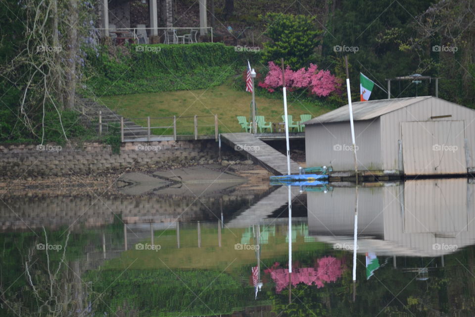 When water looks like a mirror 