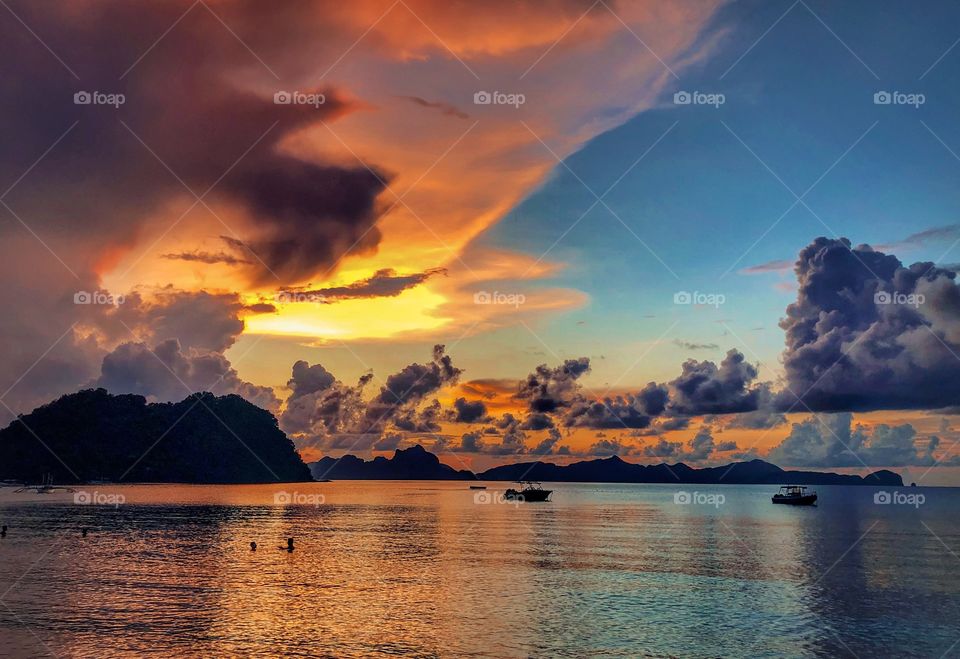 This is most probably one of the many favorite shots I had. Chasing sunset on a Saturday twilight by the beach, and all you have is you, your family and friends. Imagine how lovely the view and the people ๐