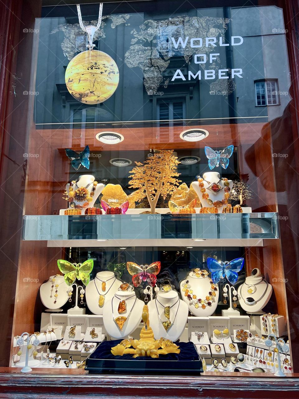 Витрина изделий из янтаря 