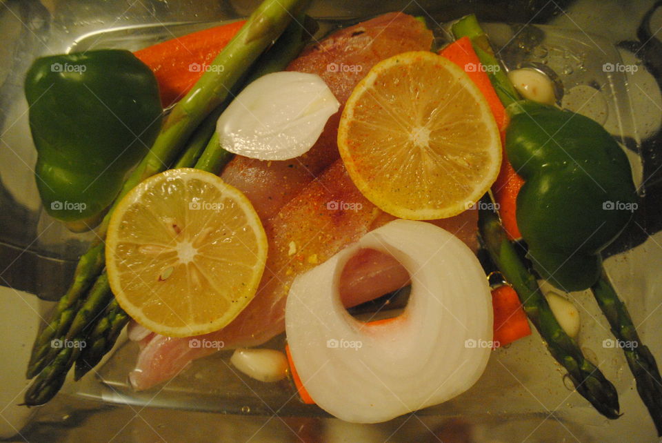 Cooking fish with lemon, onion and asparagus