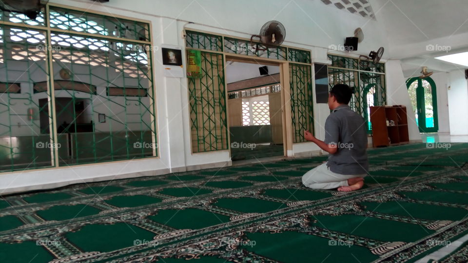 pray in mosque
