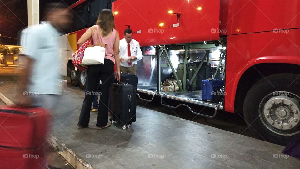 Pessoas. Viagem de ônibus.