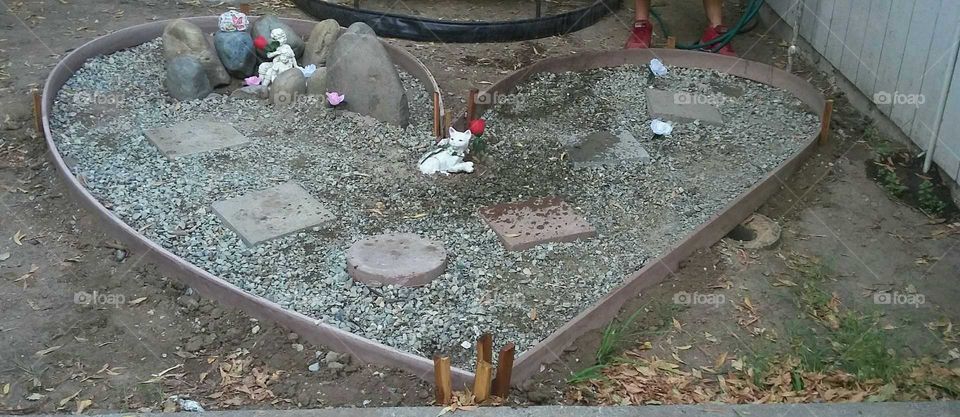My boyfriend buried my cat and kittens that passed away here, he made the heart outline and put the bricks and stones, put the decorative porcelain cat there and flowers. And we then said our goodbyes :(