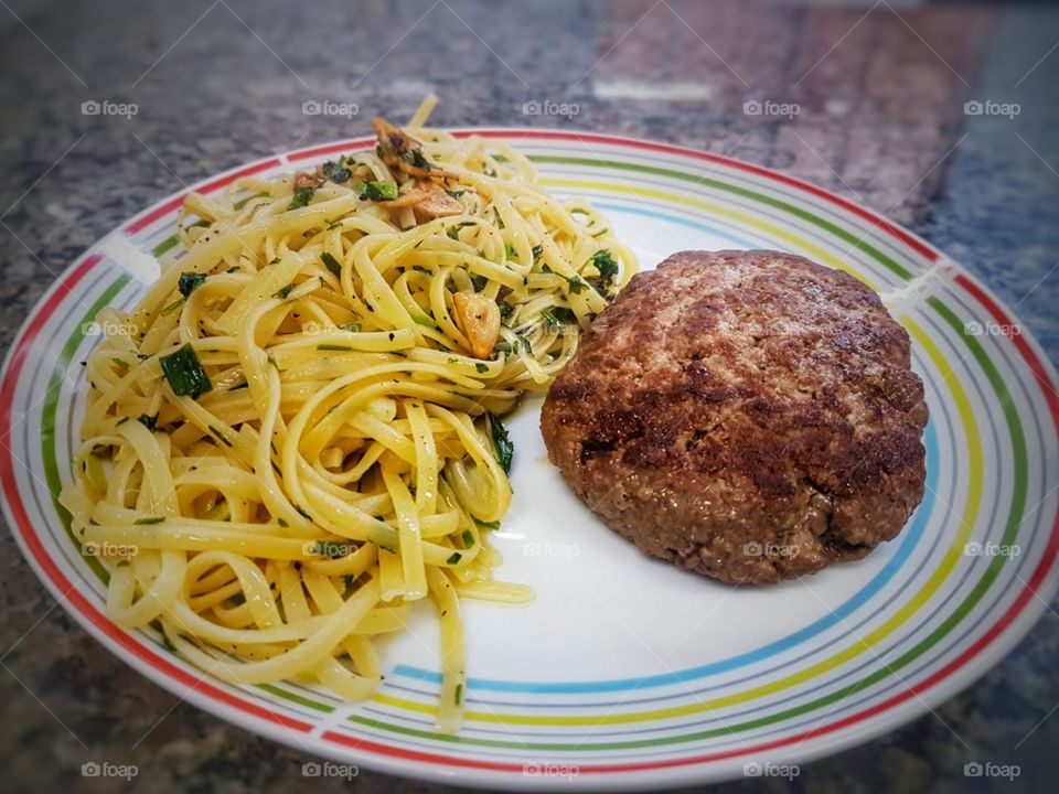 massa com hamburguer