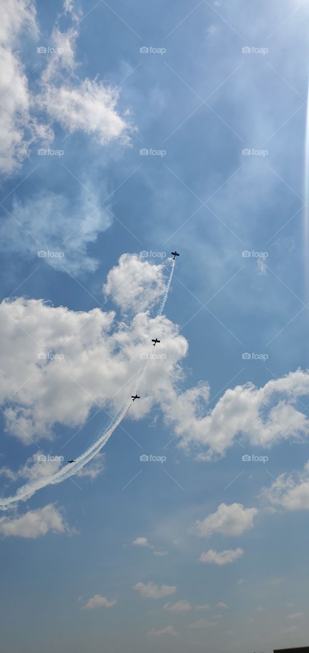 4 plane's flying in formation