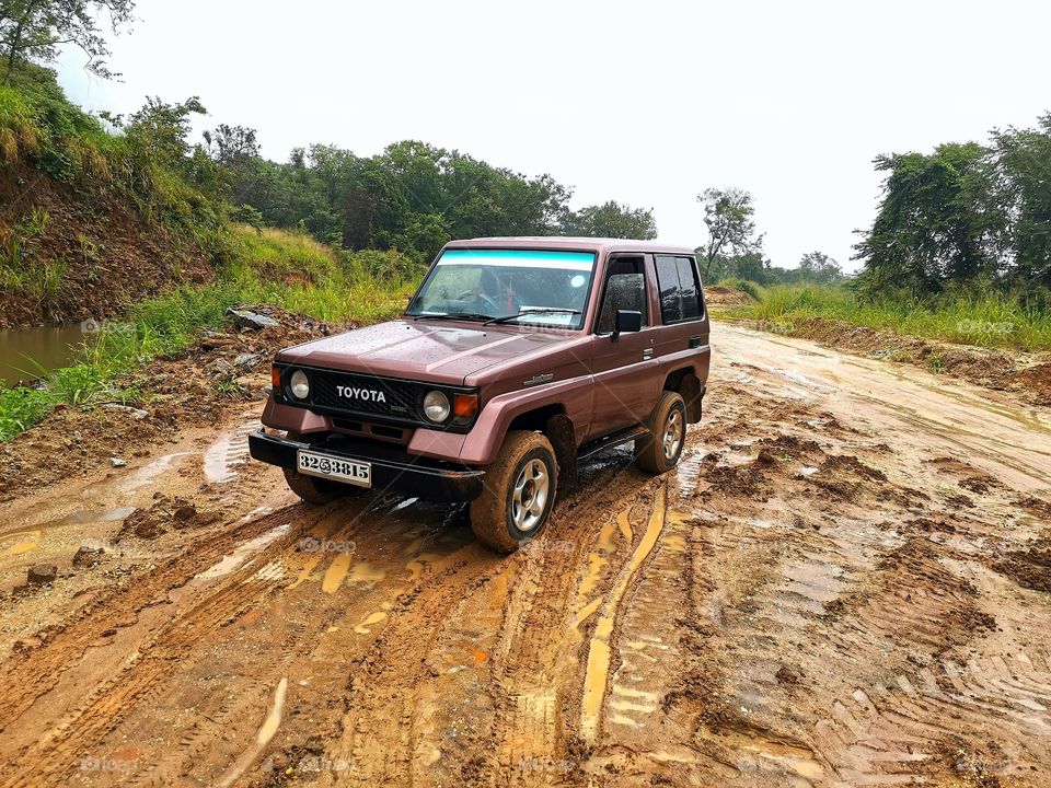 Land cruiser playing with mud 4×4