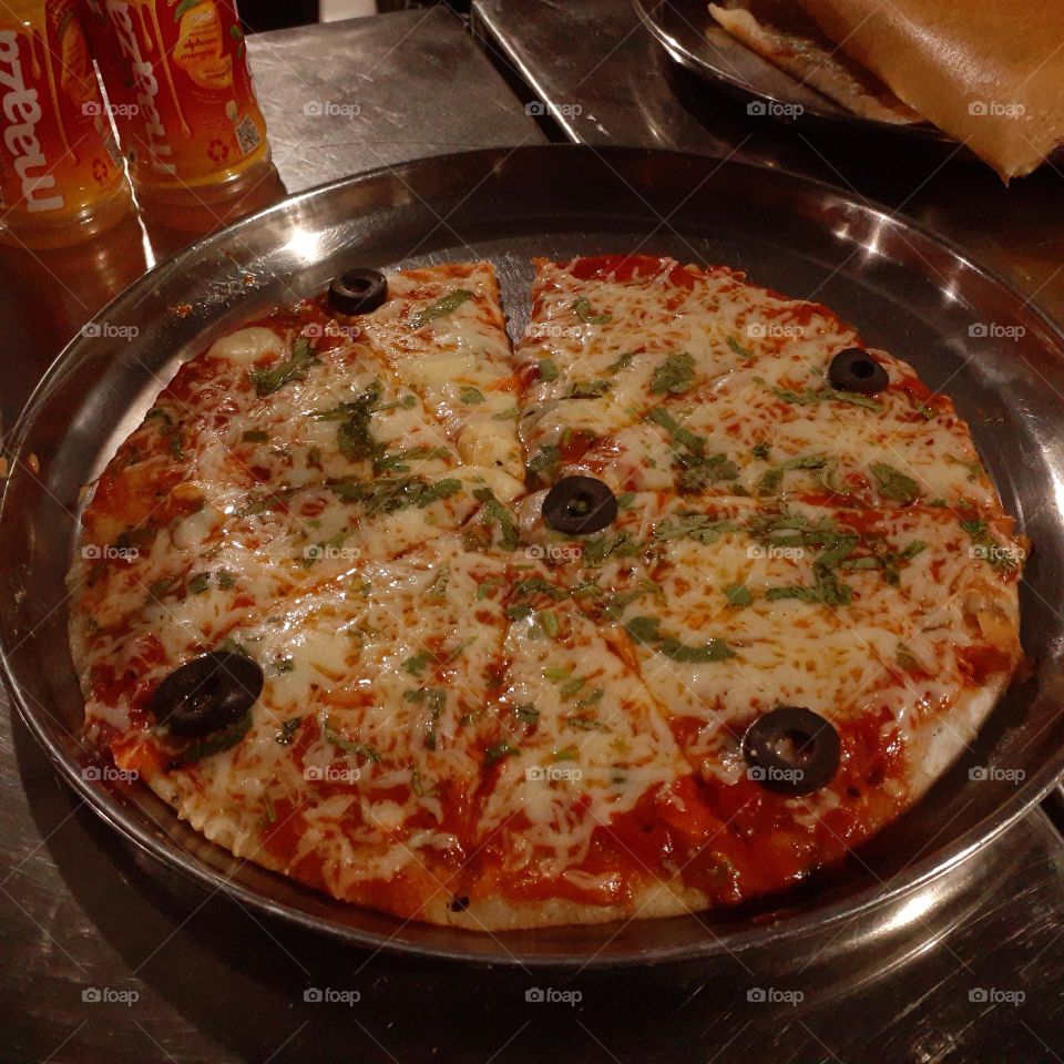 When Italy meets India on a plate 🍕❤️🇮🇳 Say hello to dosa pizza, the scrumptious twist that's winning hearts and tastebuds! Imagine the crispy goodness of dosa fused with the melty magic of pizza toppings. Could this be your new food crush? 😋🤤