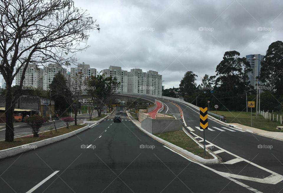 ‪Coisas a serem pensadas: fizeram esse novo viaduto que está obsoleto. Perceberam que a mão de direção contrária (que está fechada) termina na CONTRAMÃO?‬
‪🙄‬
‪Não é em nenhuma cidade subdesenvolvida de 3o mundo. É em Jundiaí...‬
