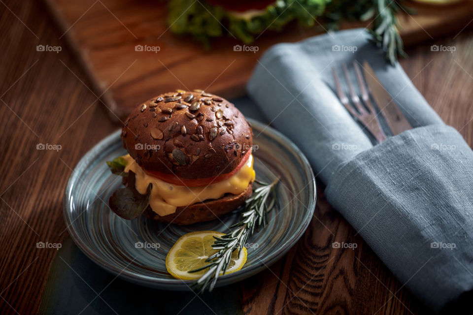 Classic burger with grain bread 