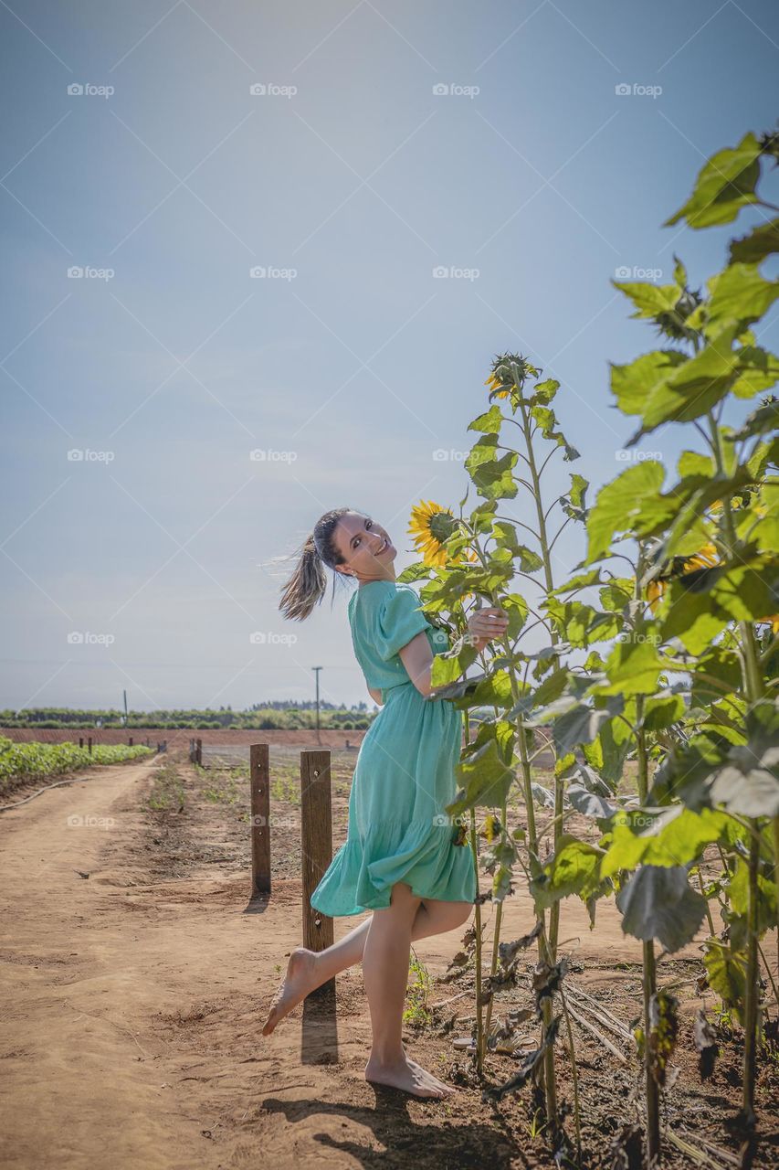 Mulher em campo de girassol