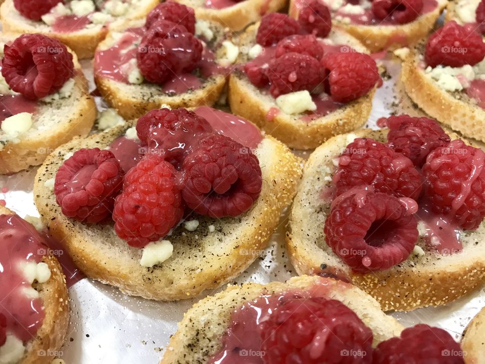 Raspberry crostini with raspberry sauce