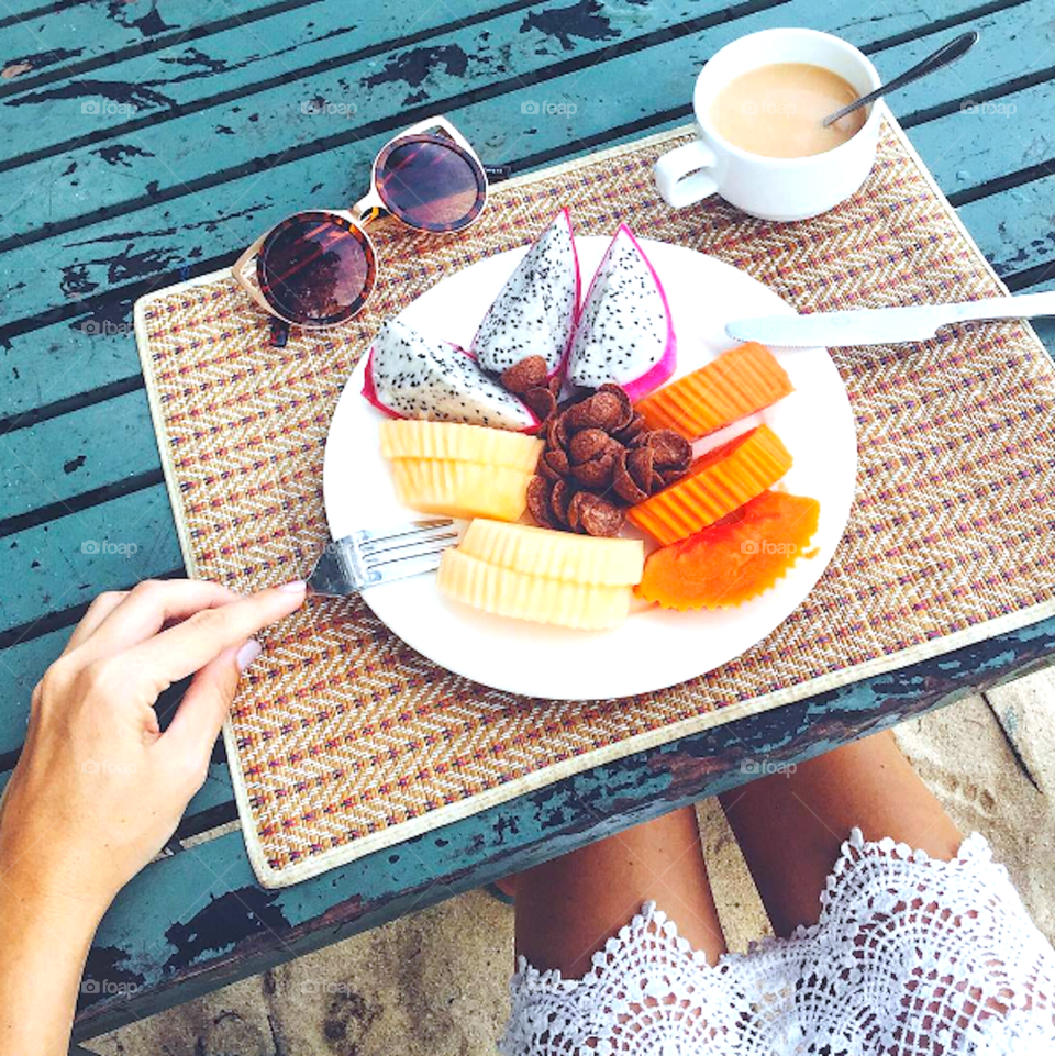 adding fruits to plate 