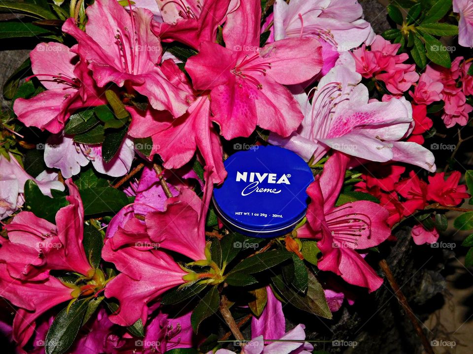 Nivea hand cream leaves your hands ready to work immediately after application. It protects and restores your skin. It quickly absorbs into the skin to restore lost moisture