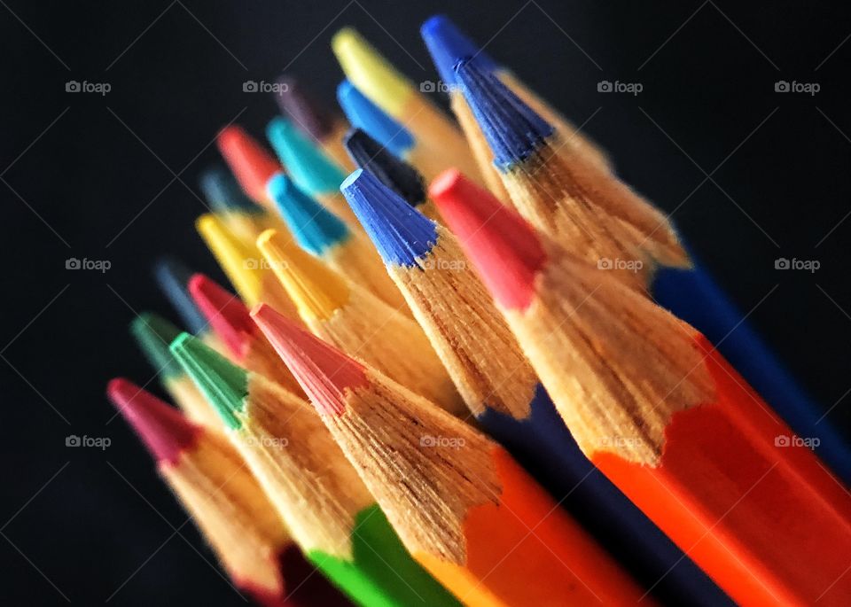 Colored pencils... all colors together, allowing us great compositions. 