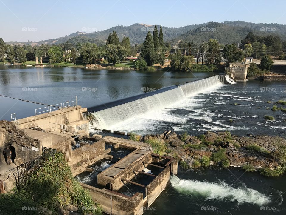Umpqua river dam in Oregon with salmon fish ladder