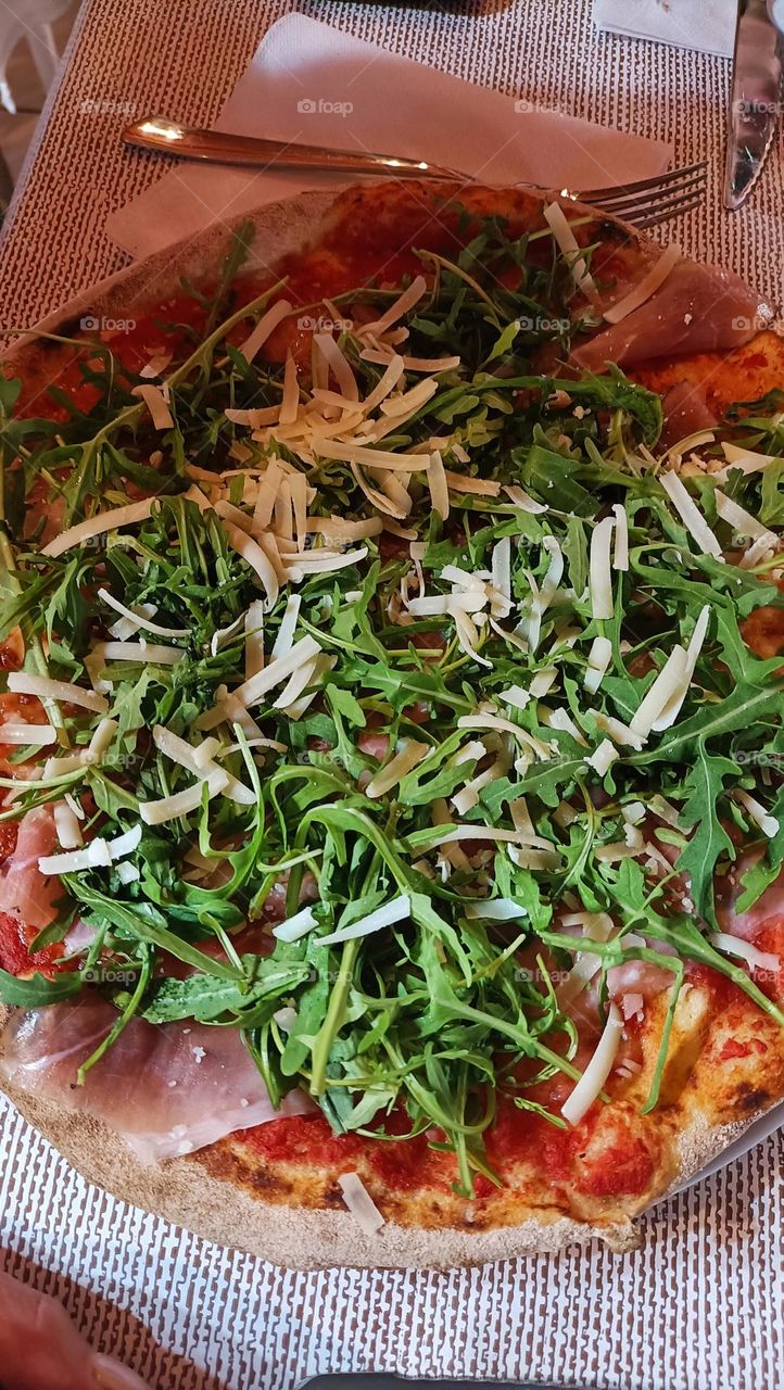 pizza con prosciutto e rucola