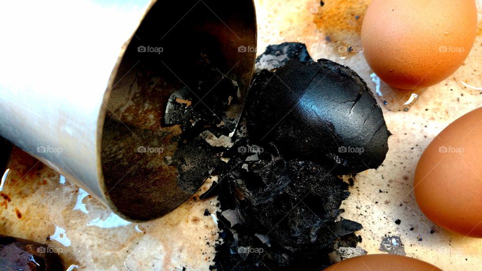 Descuido. Ovos cozidos queimados.