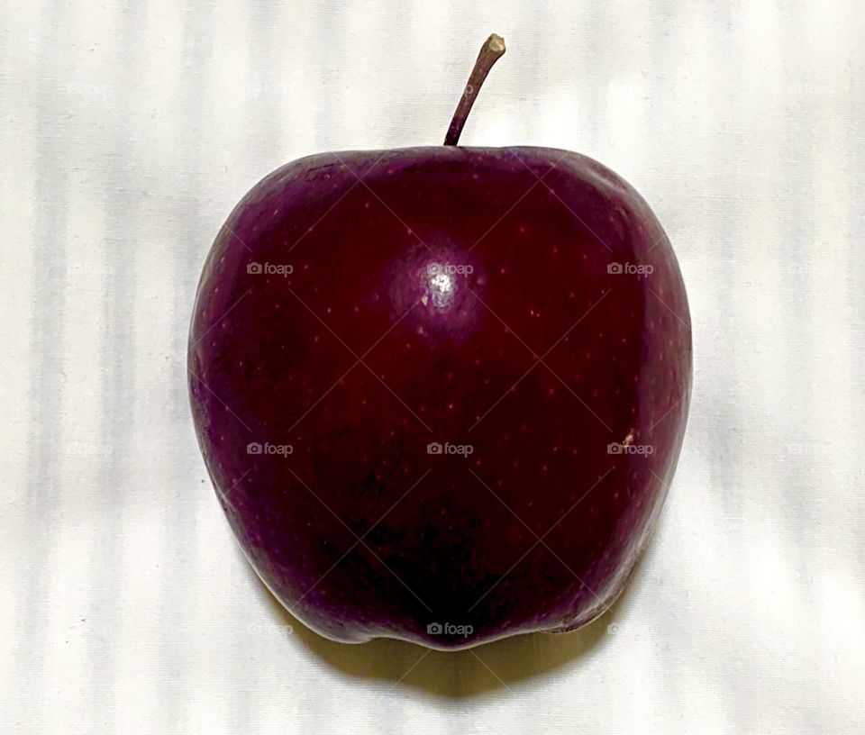 Apple red photography, single object photo, single apple and white plain background 