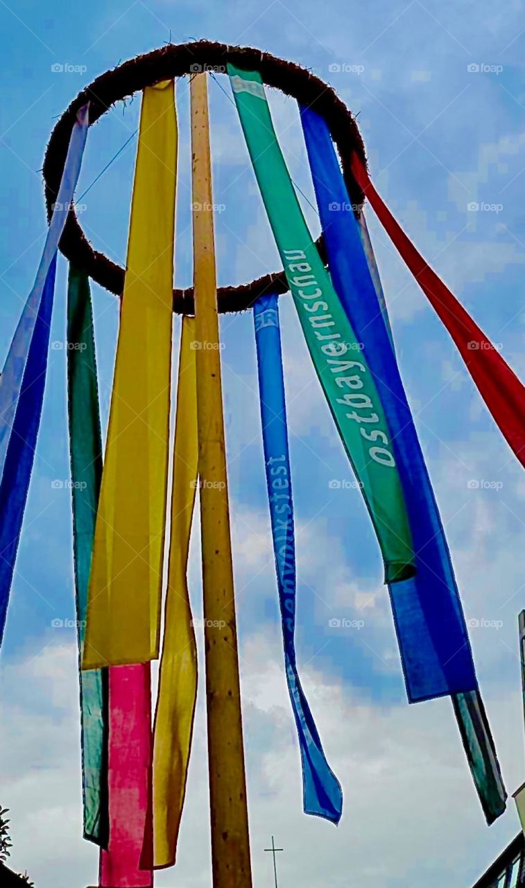The colorful ribbons are to herald in both the “Gäubodenvolksfest” of “Straubing” on the “Danube” in “Lower Bavaria” and the “Ostbayernschau”, a special trade show for “Eastern Bavaria” that take place annually here. 2022. Hypnotic Productions