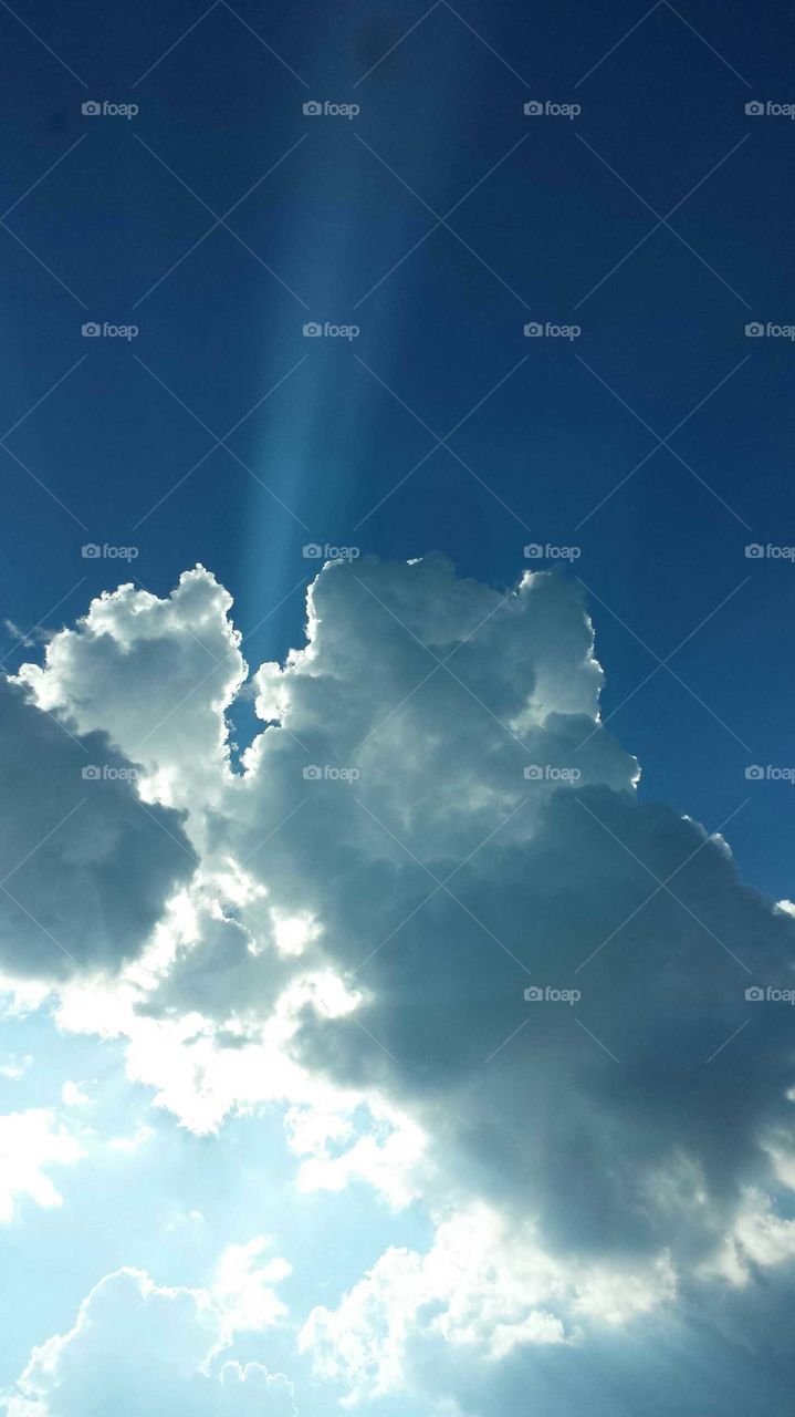 sun rays coming out of the clouds