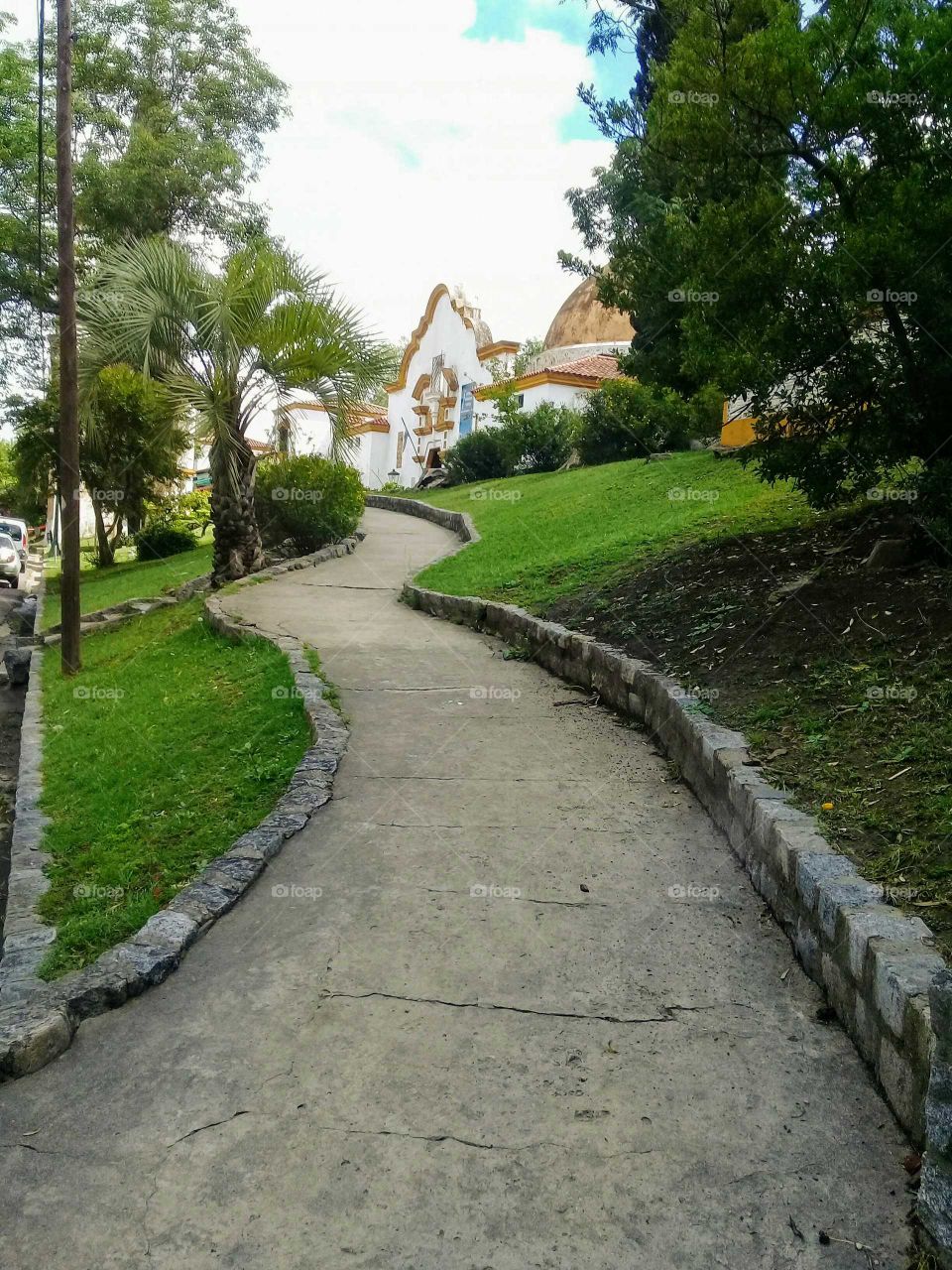 camino de cemento de subida al pueblo
