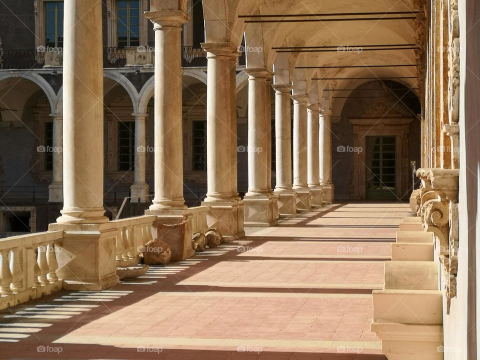 Portico, internal courtyard, geometry, columns