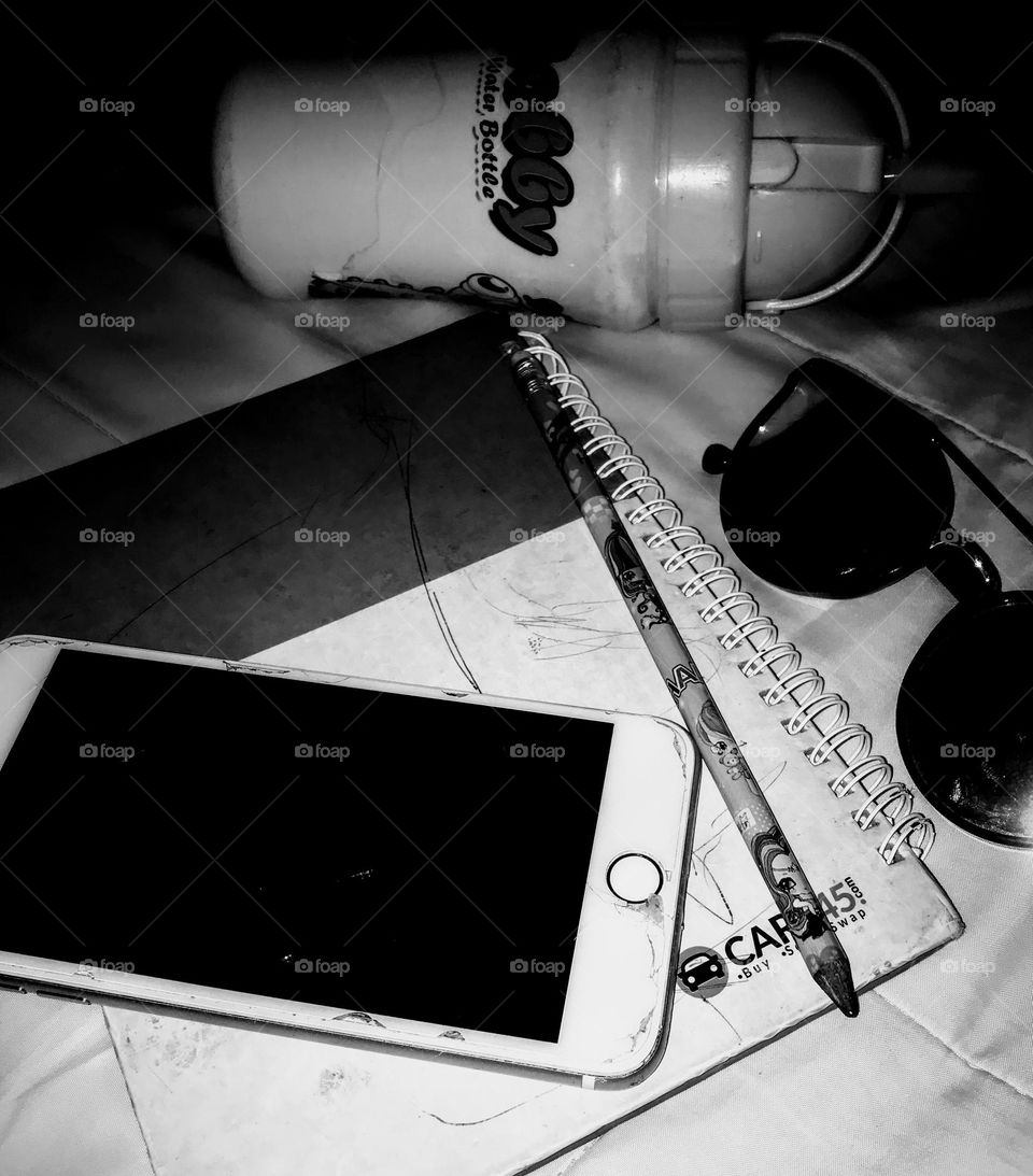 who would want to leave these accessories behind on a vacation. an emergency water container, very handy, with jotter and pencil, sunglasses and your mobile phone, your summer is set.